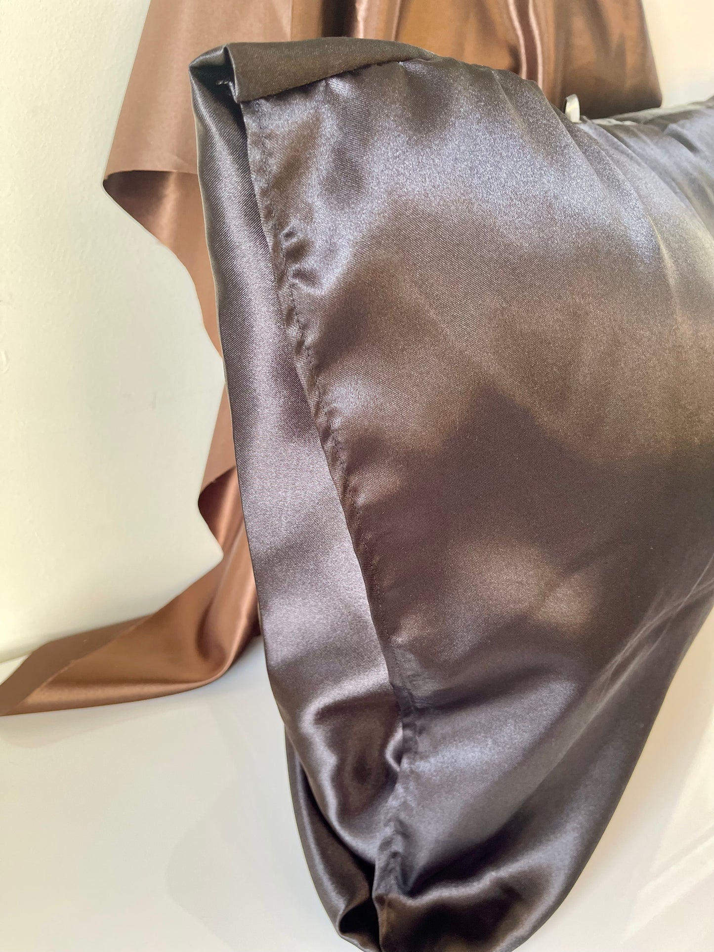 Taie d’oreiller en satin “ BLACK CHIC”