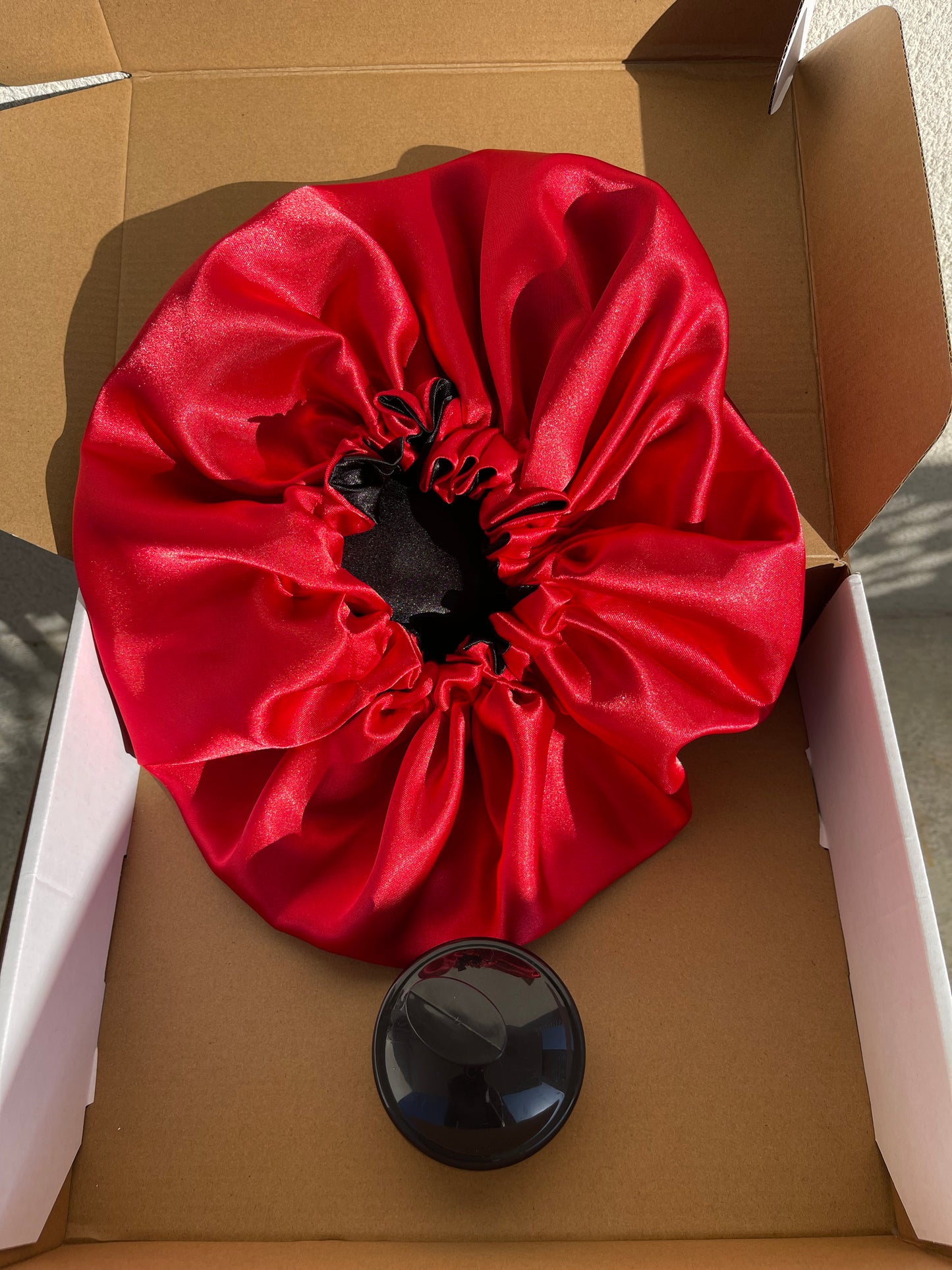 Pack duo bonnet en satin réversible et ajustable + brosse massante du cuir chevelu