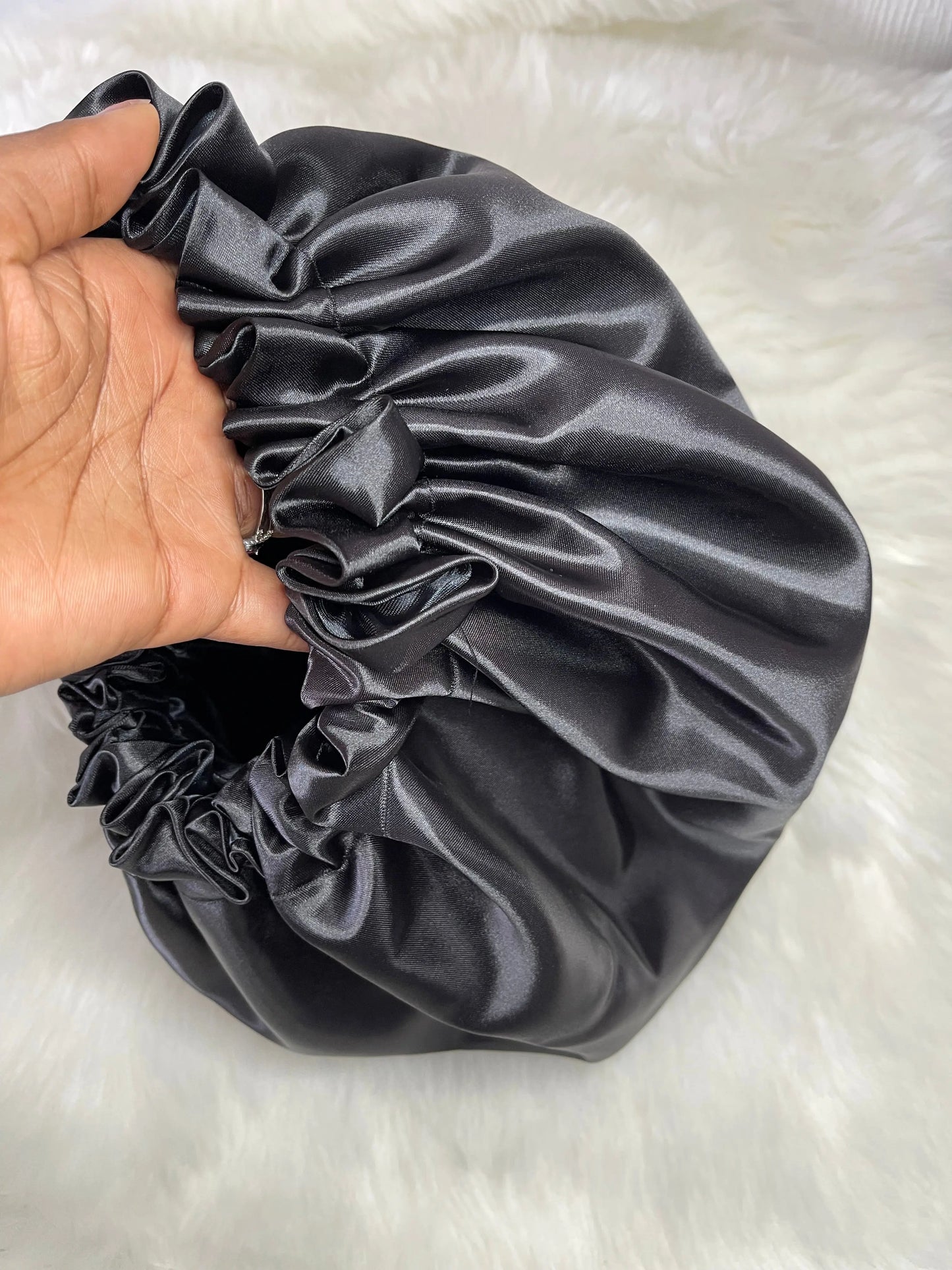 Bonnet en satin “ THE BLACK ” Taille standard UZURI CRÉATIONS