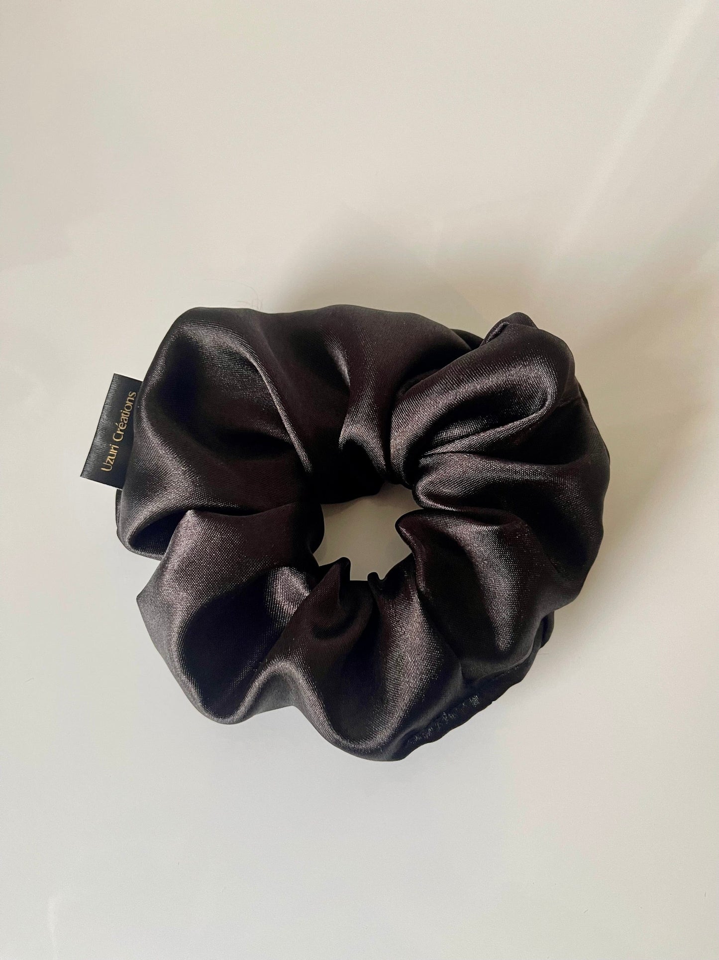 Chouchou cheveux en satin “CAVIAR” taille M