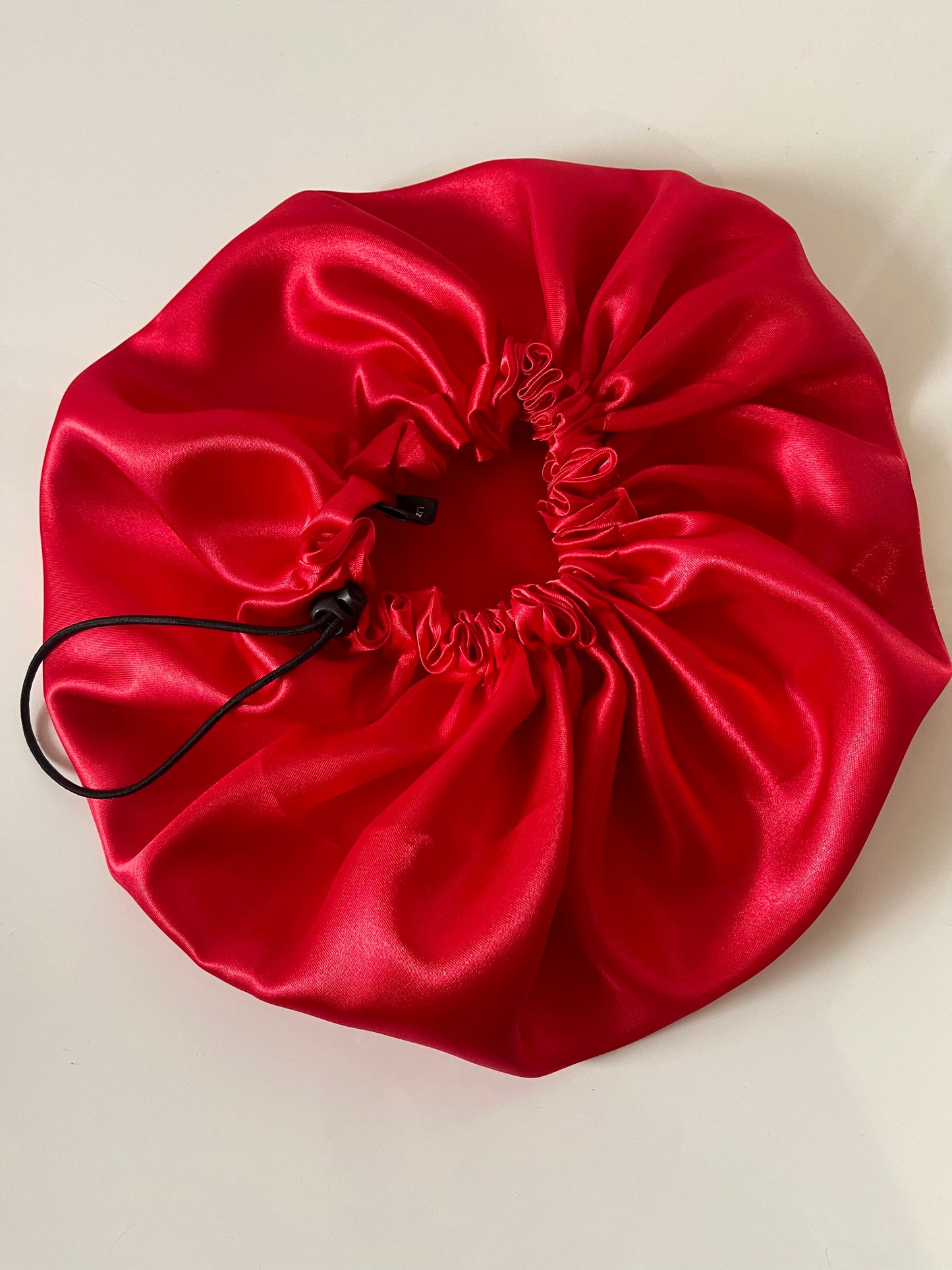 Bonnet en satin ajustable “ LOVE”