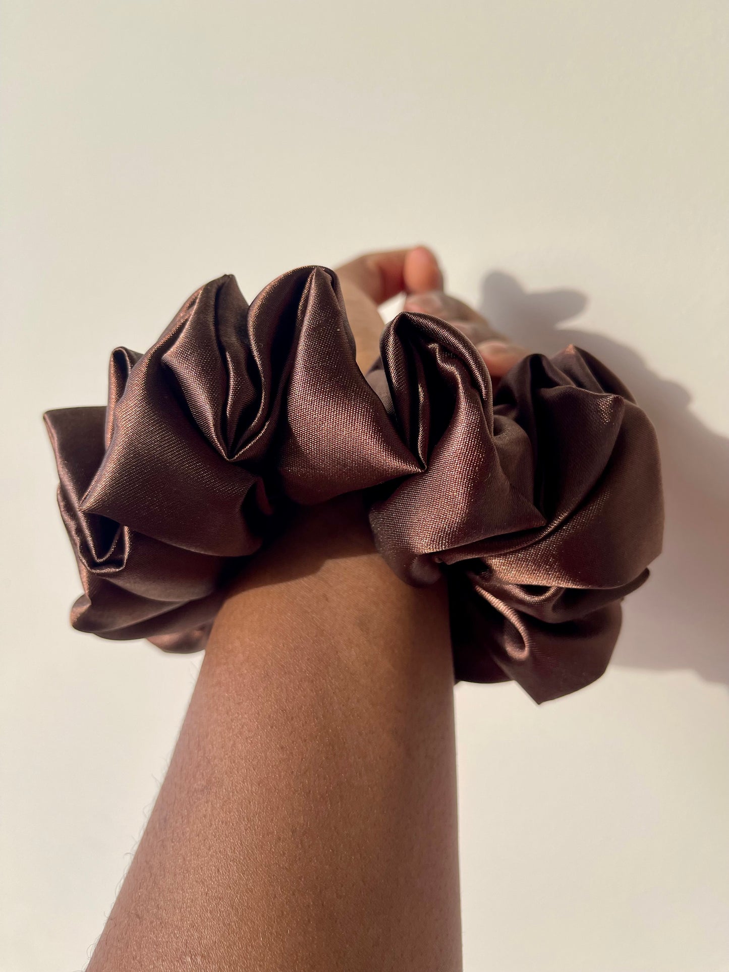 Chouchou en satin “CHOCO” XL
