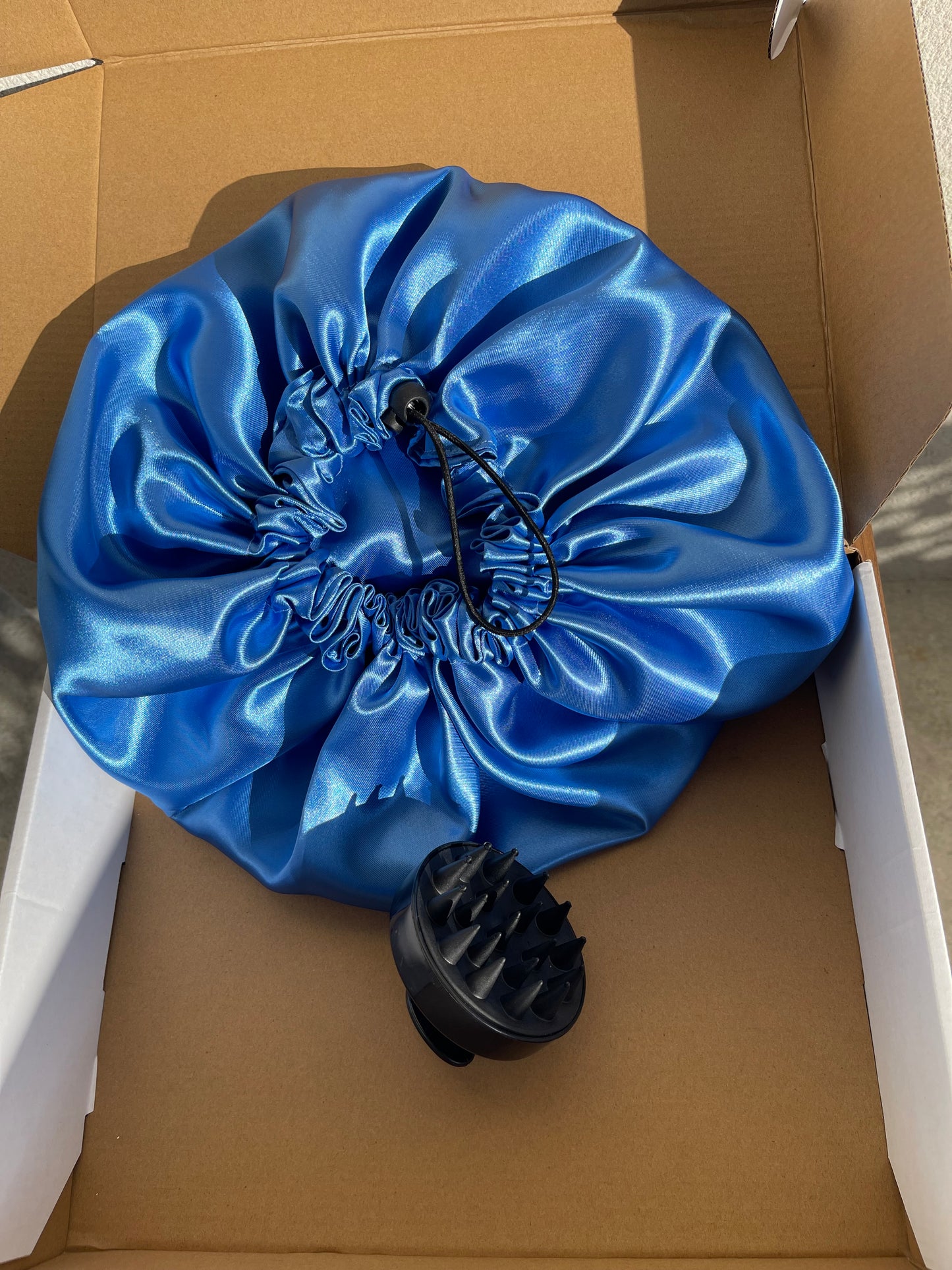 Pack duo bonnet en satin ajustable + brosse massante du cuir chevelu