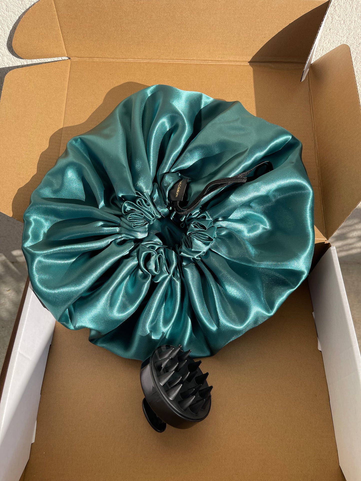 Pack duo bonnet en satin ajustable vert + brosse massante du cuir chevelu