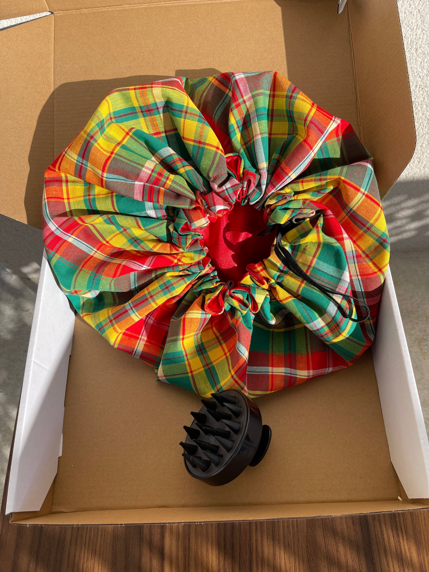 Pack duo bonnet en madras doublé en satin + brosse massante cuir chevelu