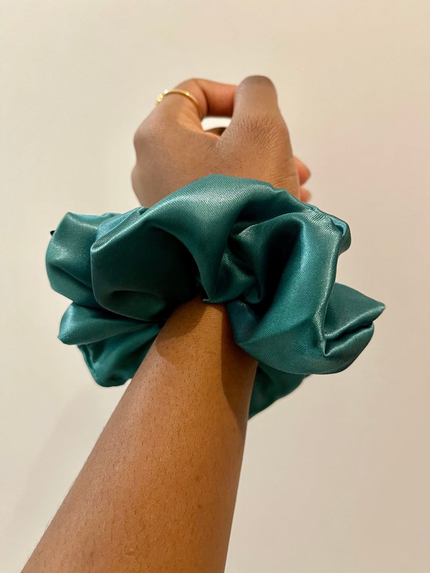 Chouchou en satin " GREENY" Taille M