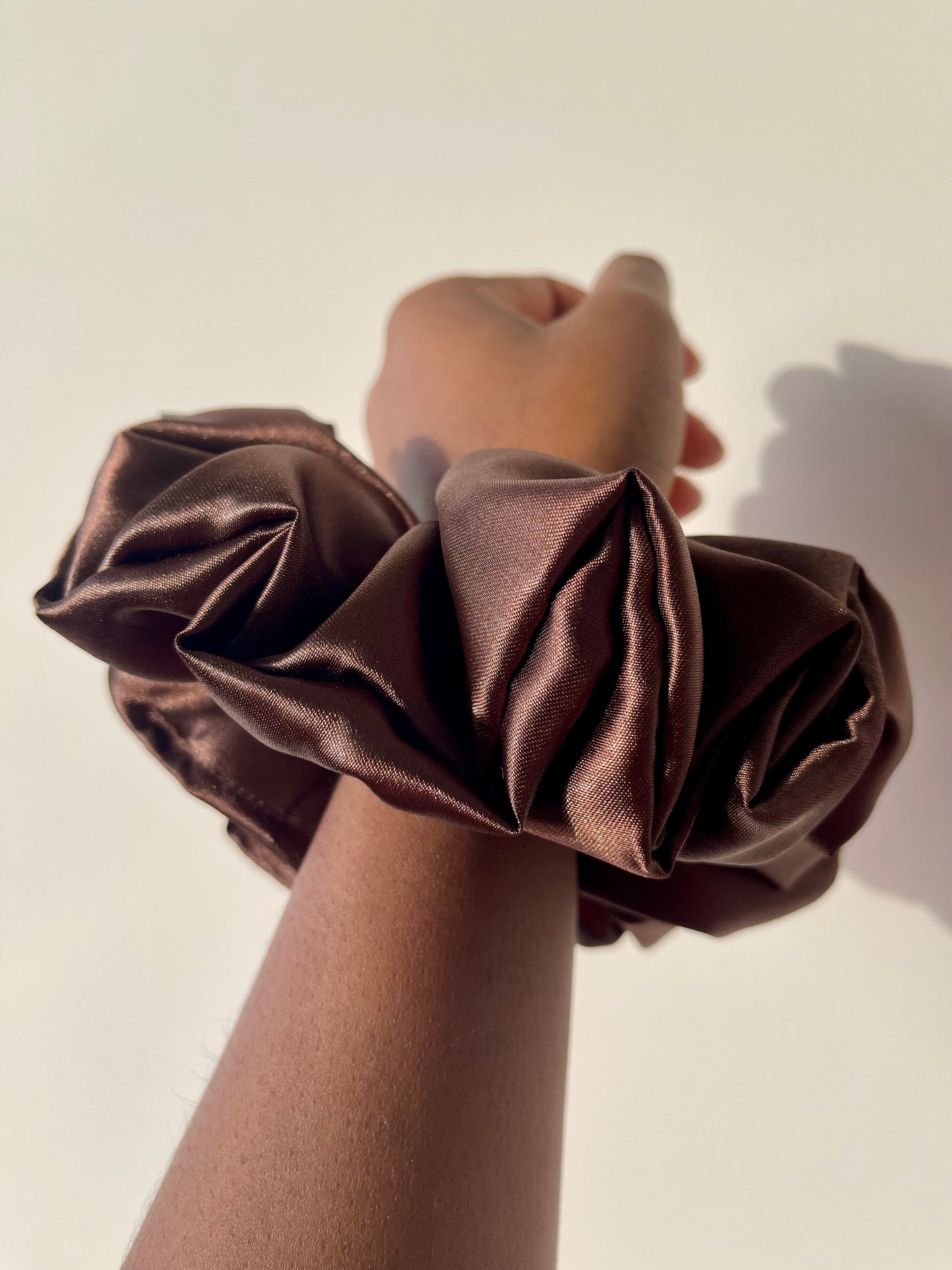 Chouchou en satin Premium “CHOCO” XL