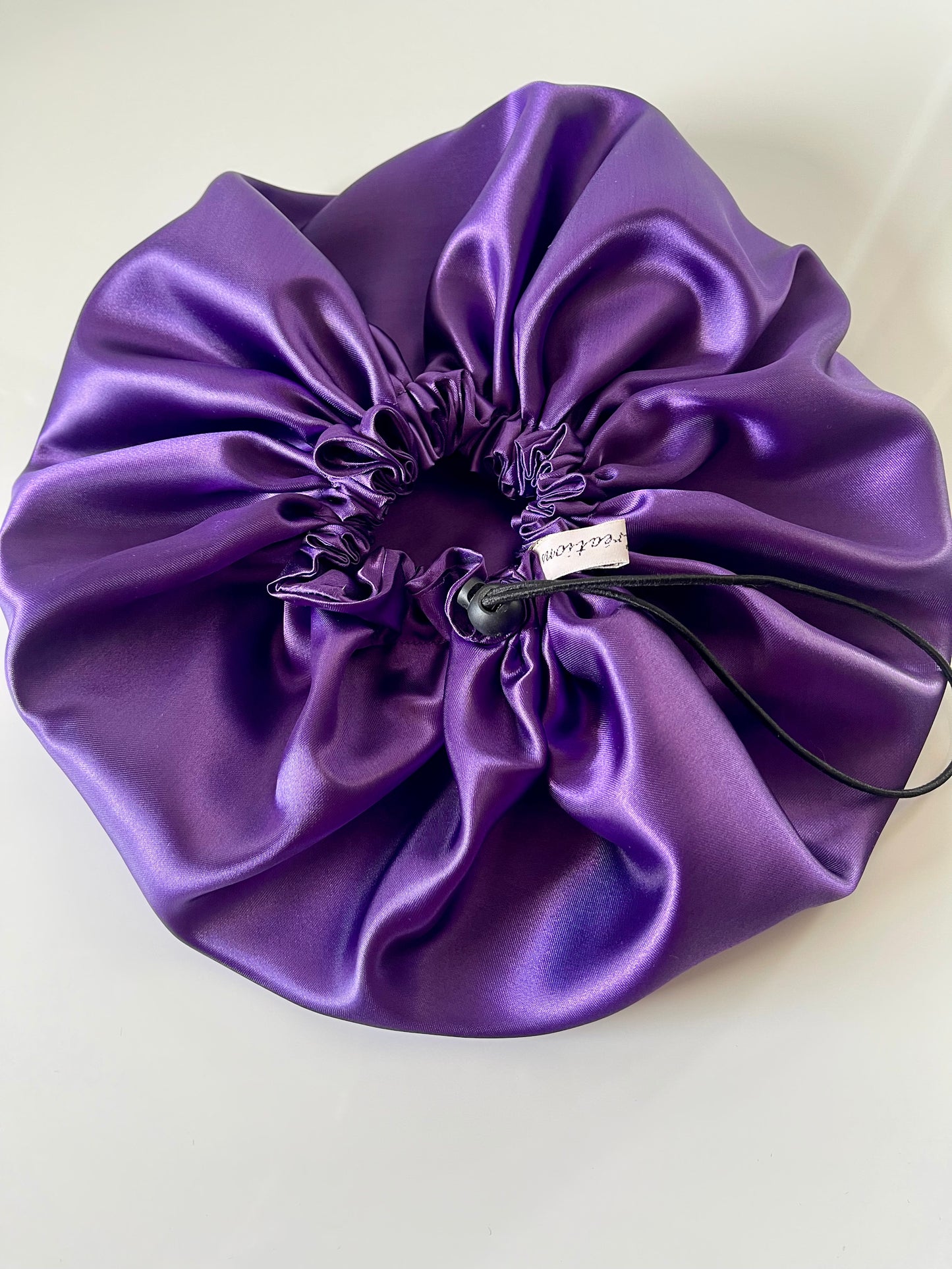 Bonnet en satin ajustable “ VIOLETTE ” UZURI CRÉATIONS