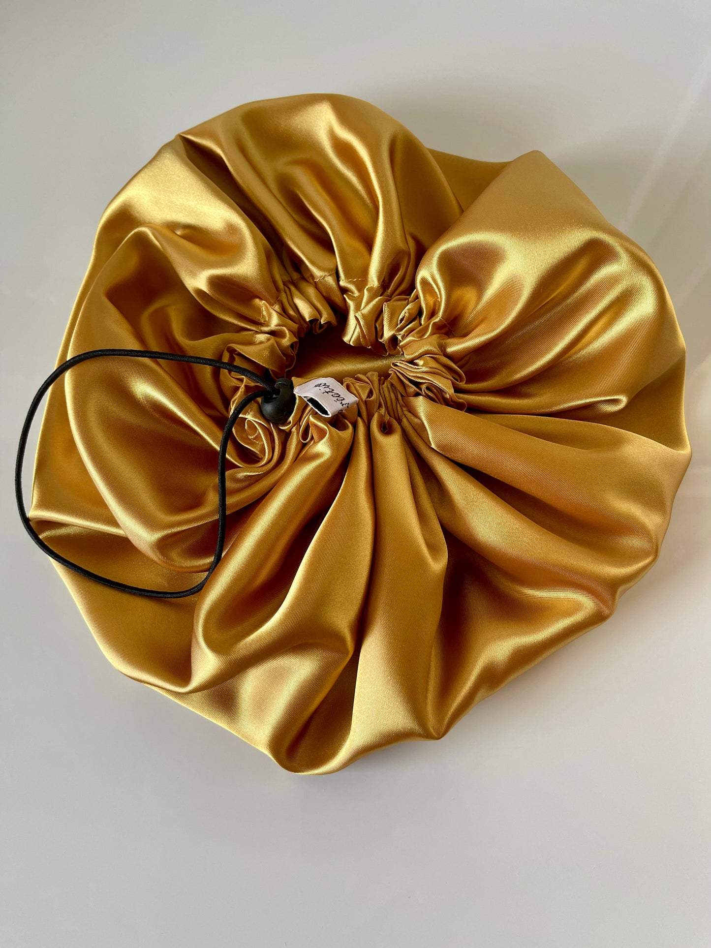 Bonnet en satin ajustable “ MOUTARDE ” UZURI CRÉATIONS