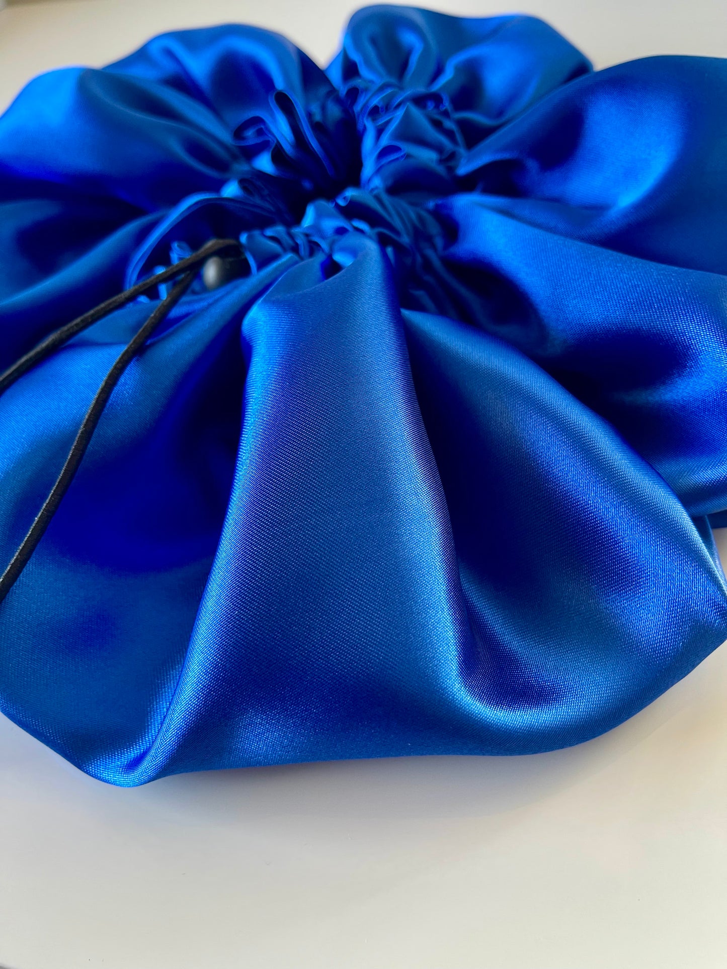 Bonnet en satin ajustable “ BLEU FONCÉ” UZURI CRÉATIONS