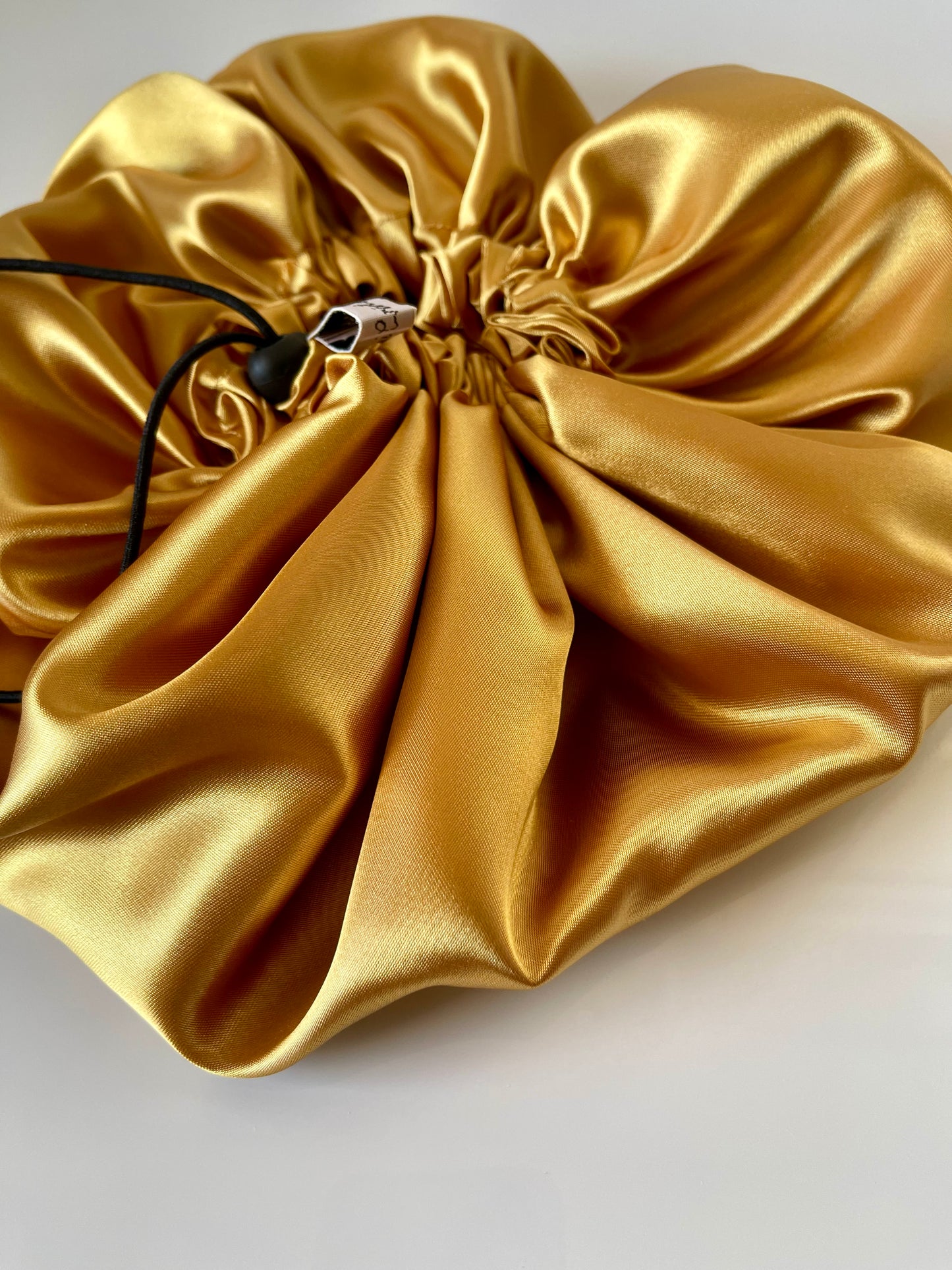 Bonnet en satin ajustable “ MOUTARDE ” UZURI CRÉATIONS