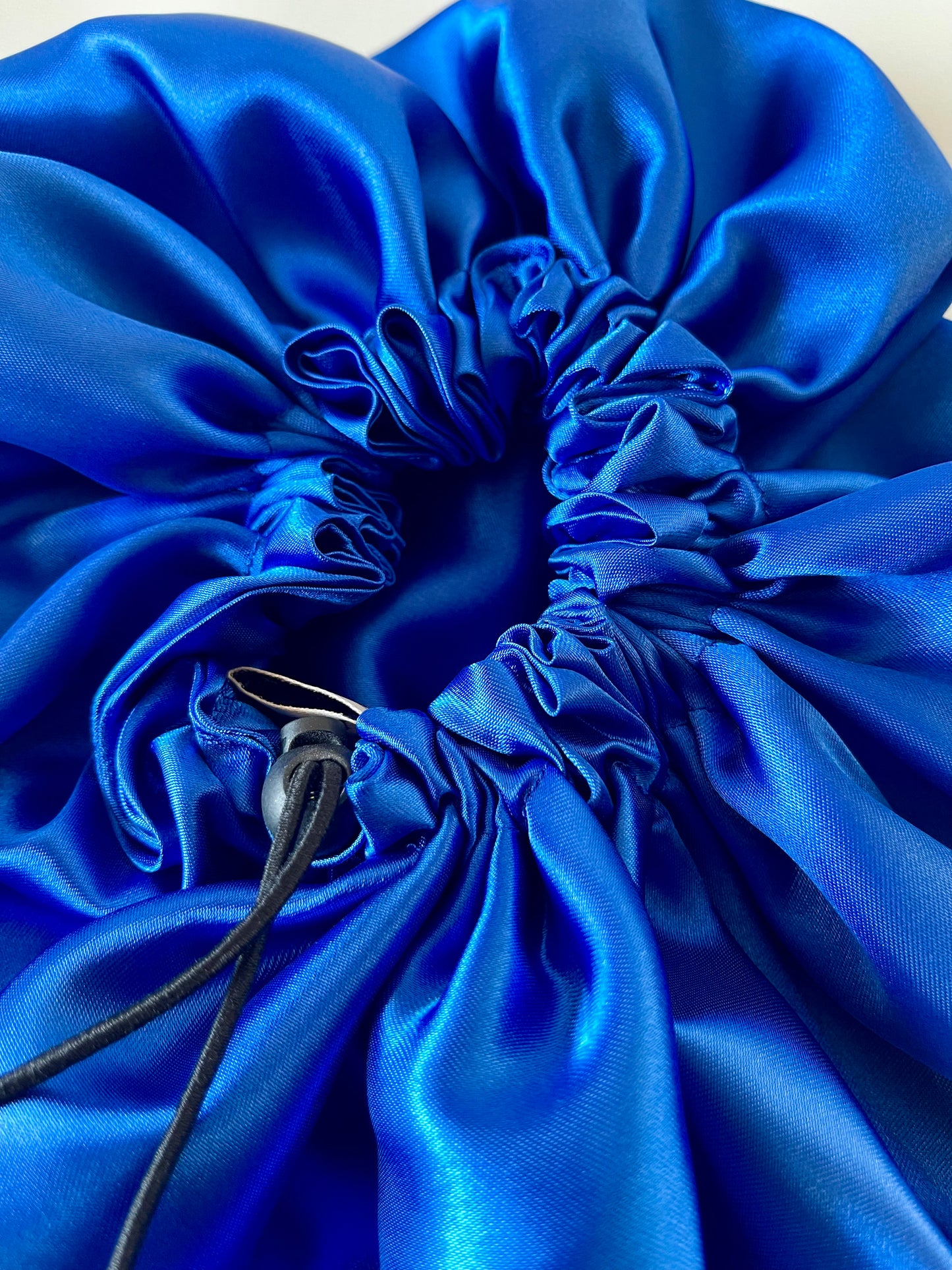 Bonnet en satin ajustable “ BLEU FONCÉ” UZURI CRÉATIONS
