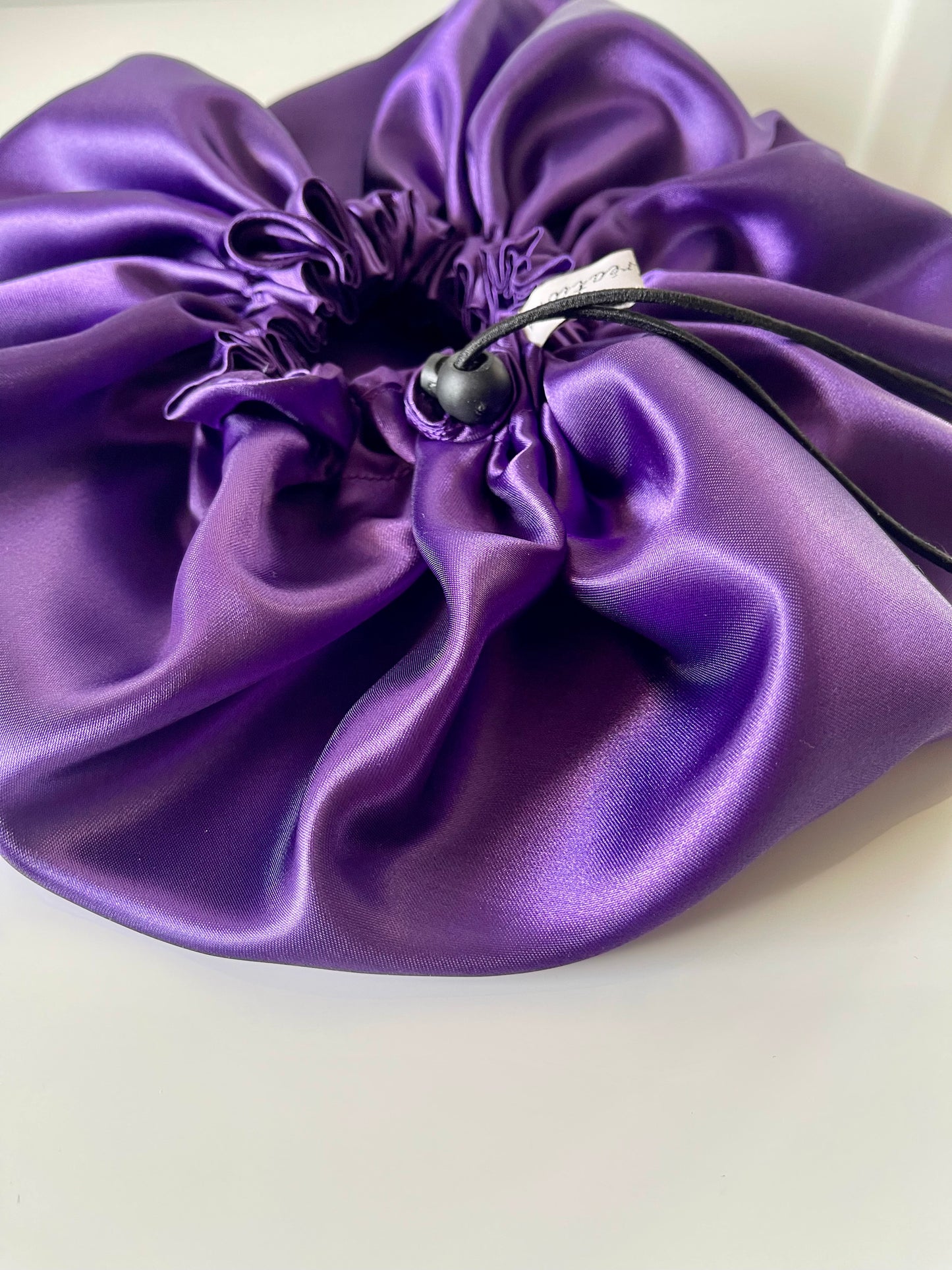 Bonnet en satin ajustable “ VIOLETTE ” UZURI CRÉATIONS