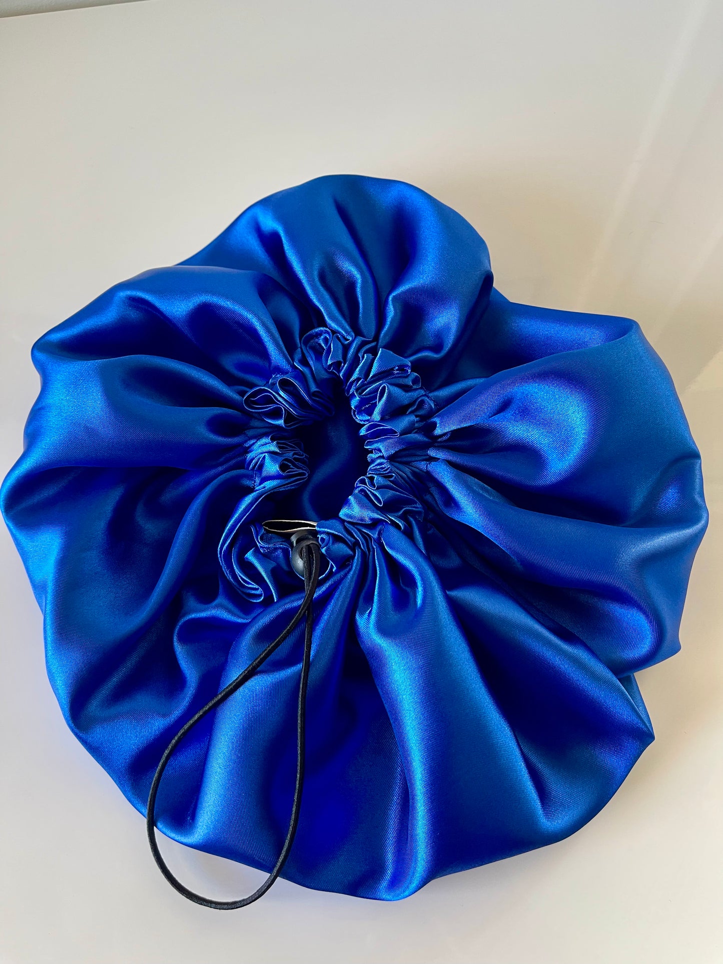Bonnet en satin ajustable “ BLEU FONCÉ” UZURI CRÉATIONS