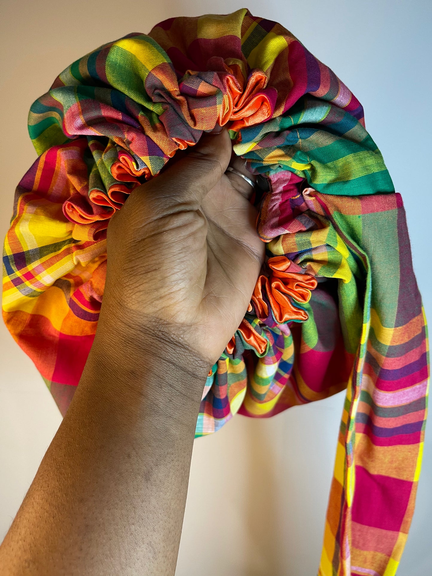 Bonnet Turban ajustable en Madras et satin UZURI CRÉATIONS