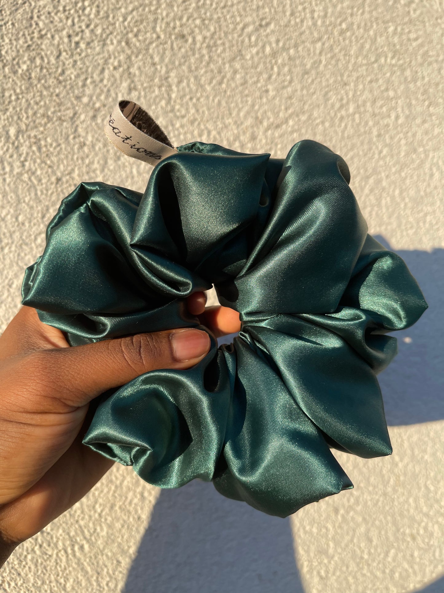 Chouchou en satin “GREENY” taille XL UZURI CRÉATIONS