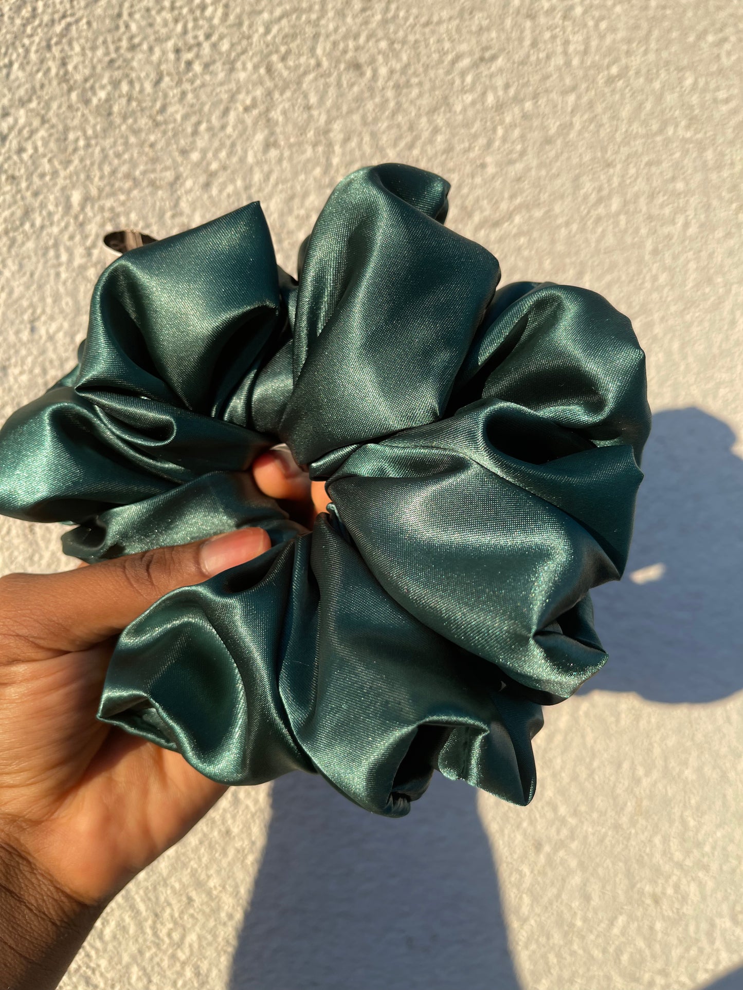 Chouchou en satin “GREENY” taille XL UZURI CRÉATIONS