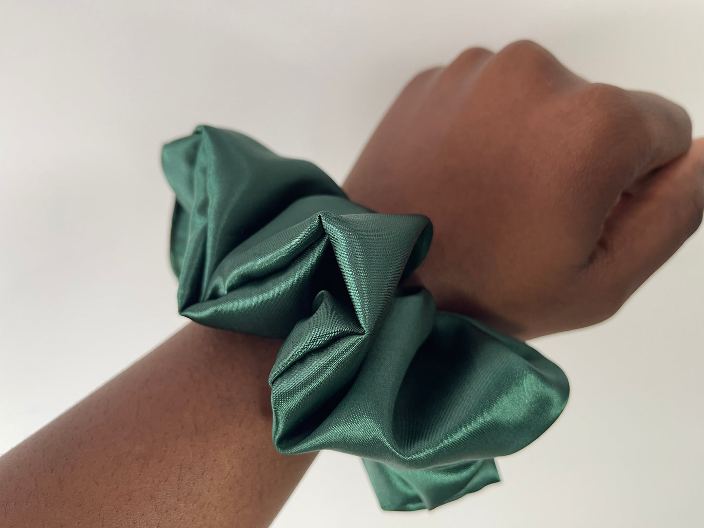 Chouchou en satin " GREENY" Taille M UZURI CRÉATIONS