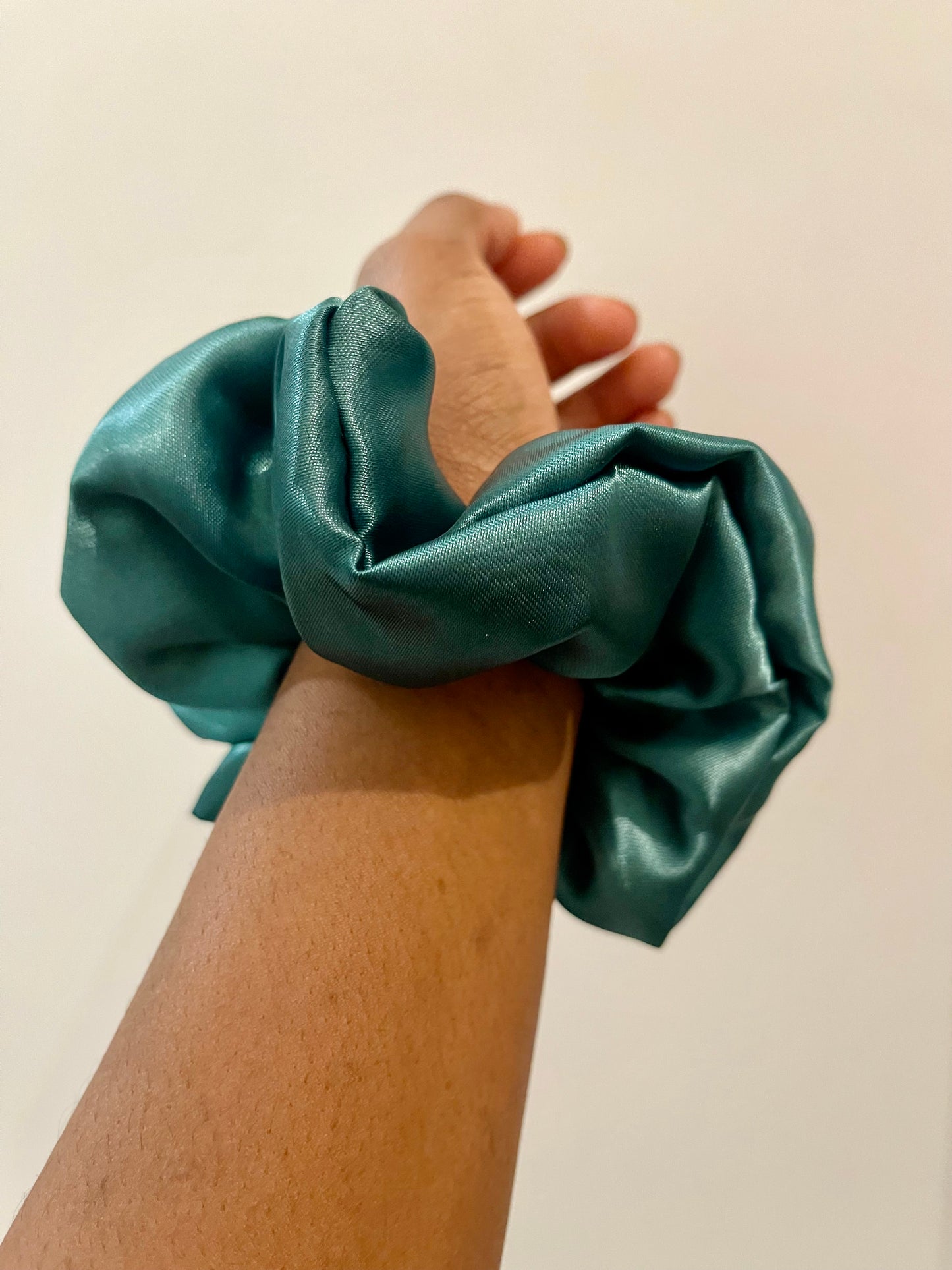 Chouchou en satin " GREENY" Taille M