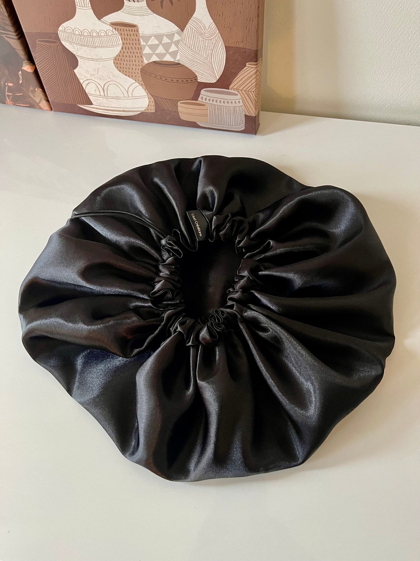 Bonnet en satin - Taie d'oreiller en satin - chouchou en satin taille M - Pack cadeau luxe “NOIR INTENSE”