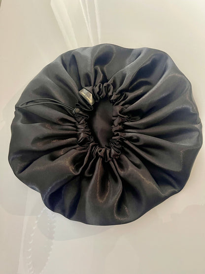 Bonnet en satin personnalisable “THE BLACK”
