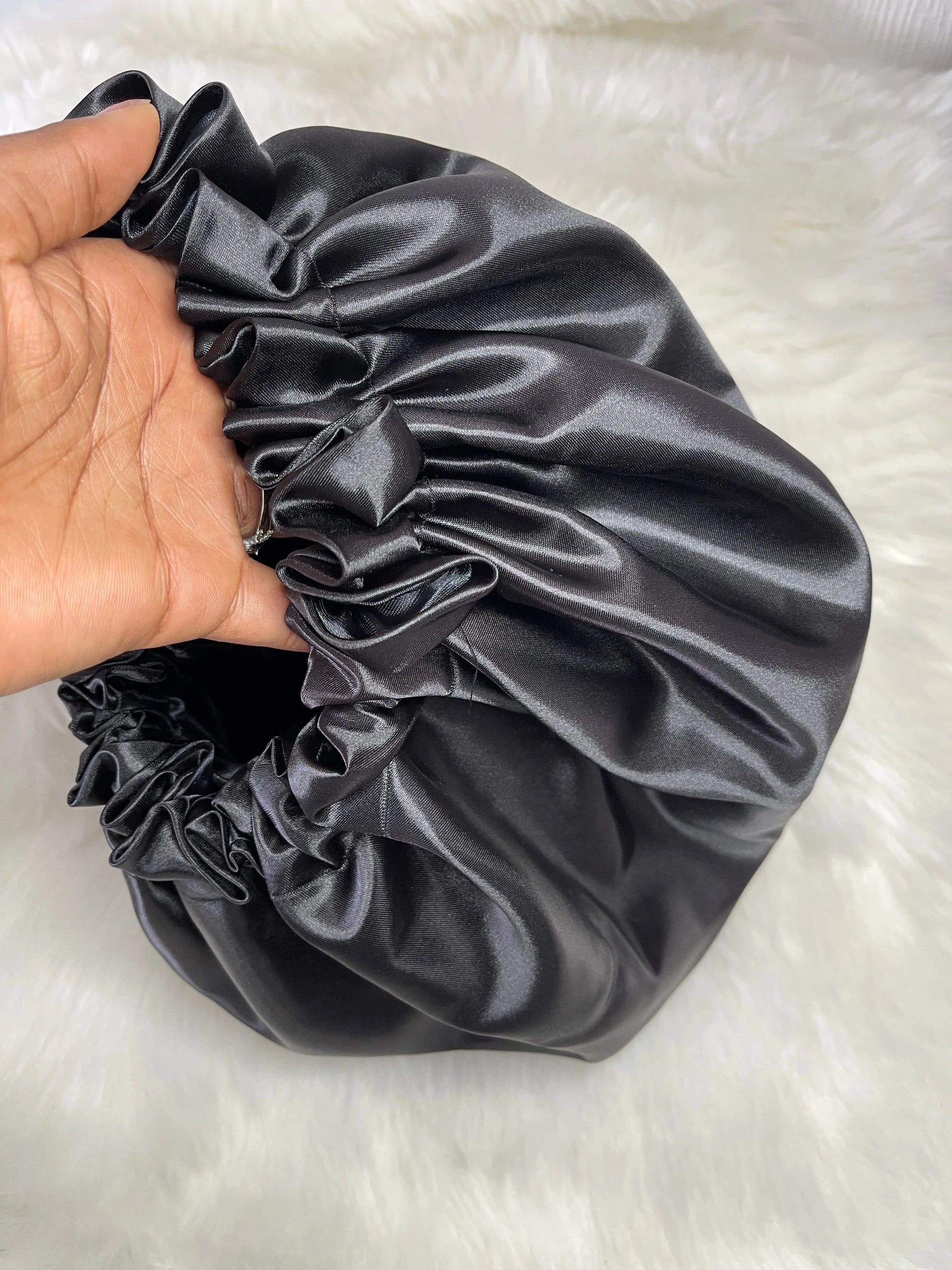 Bonnet en satin “ THE BLACK ” Taille standard UZURI CRÉATIONS
