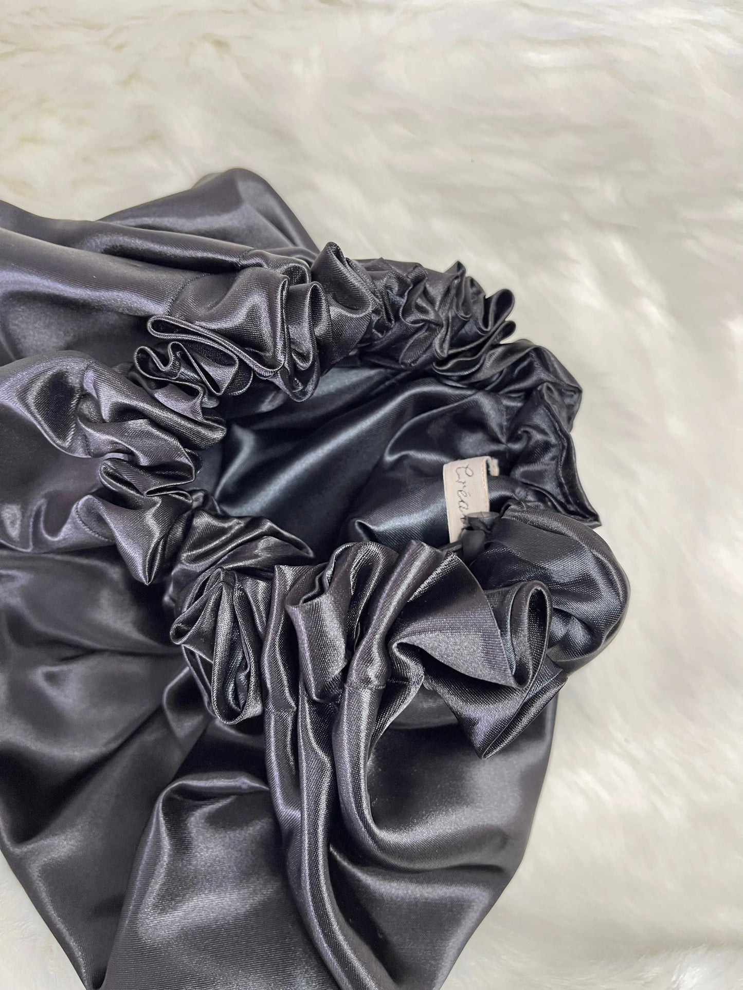 Bonnet en satin “ THE BLACK ” Taille standard UZURI CRÉATIONS