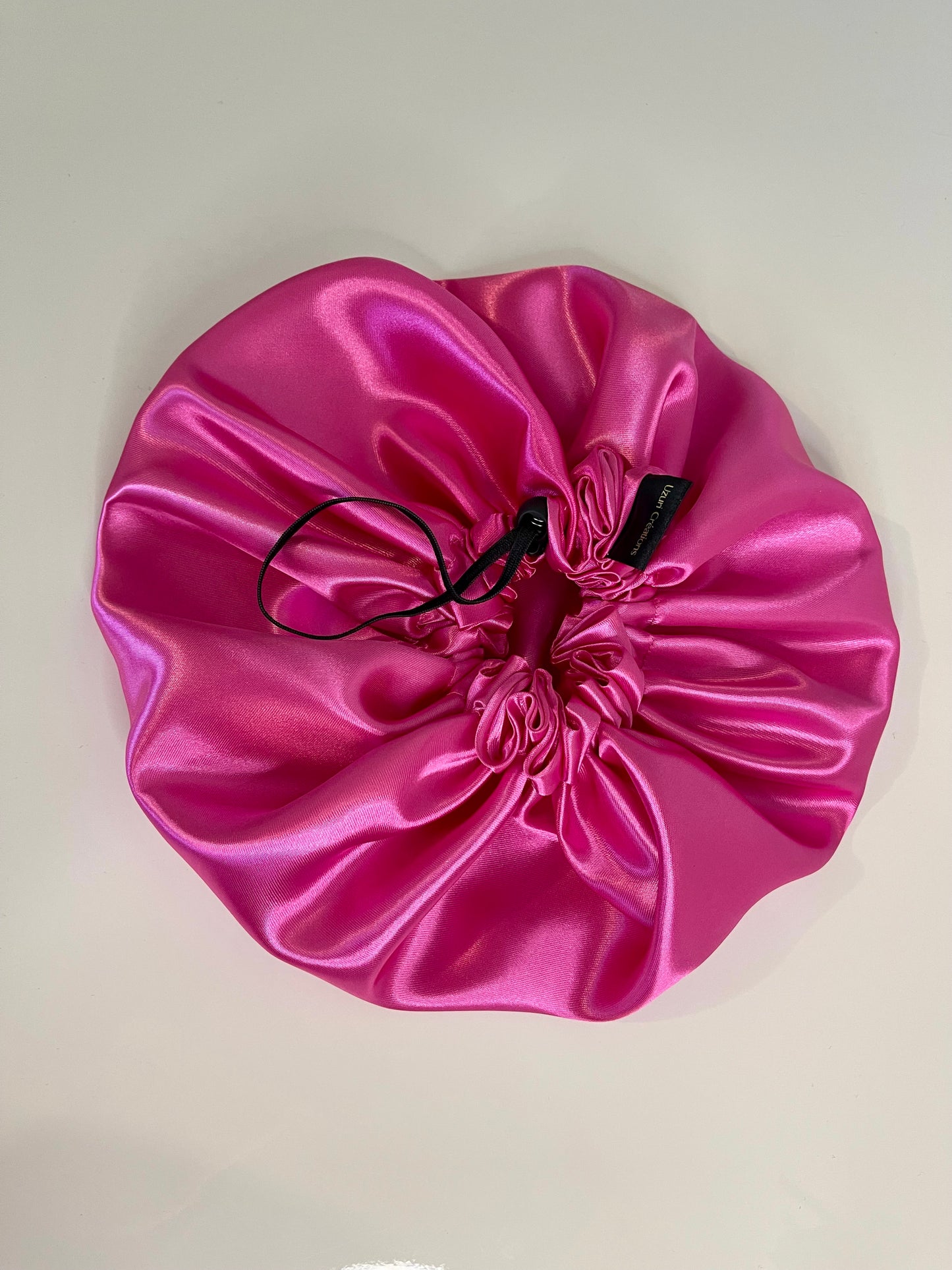 Bonnet en satin pour enfant avec motif