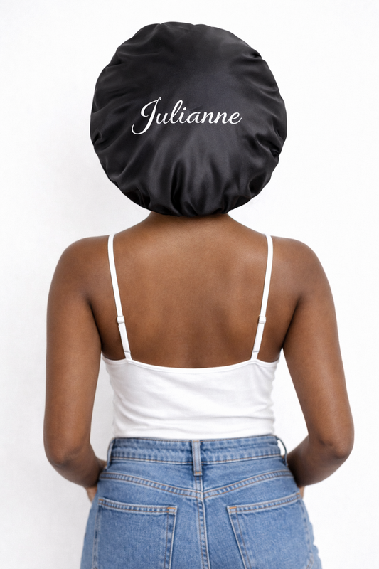Bonnet en satin personnalisable “THE BLACK”