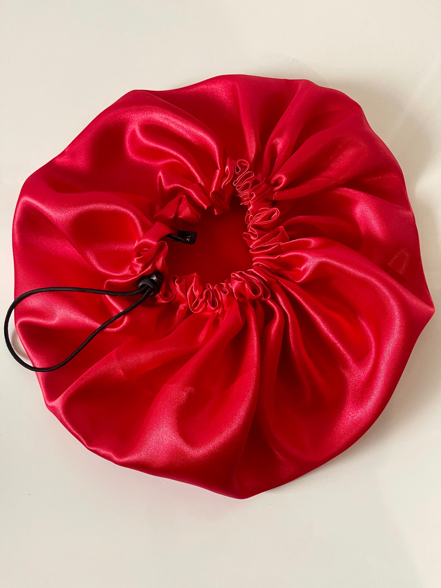 Bonnet en satin ajustable “ LOVE”