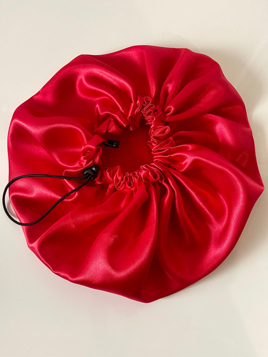Bonnet en satin ajustable “ LOVE”