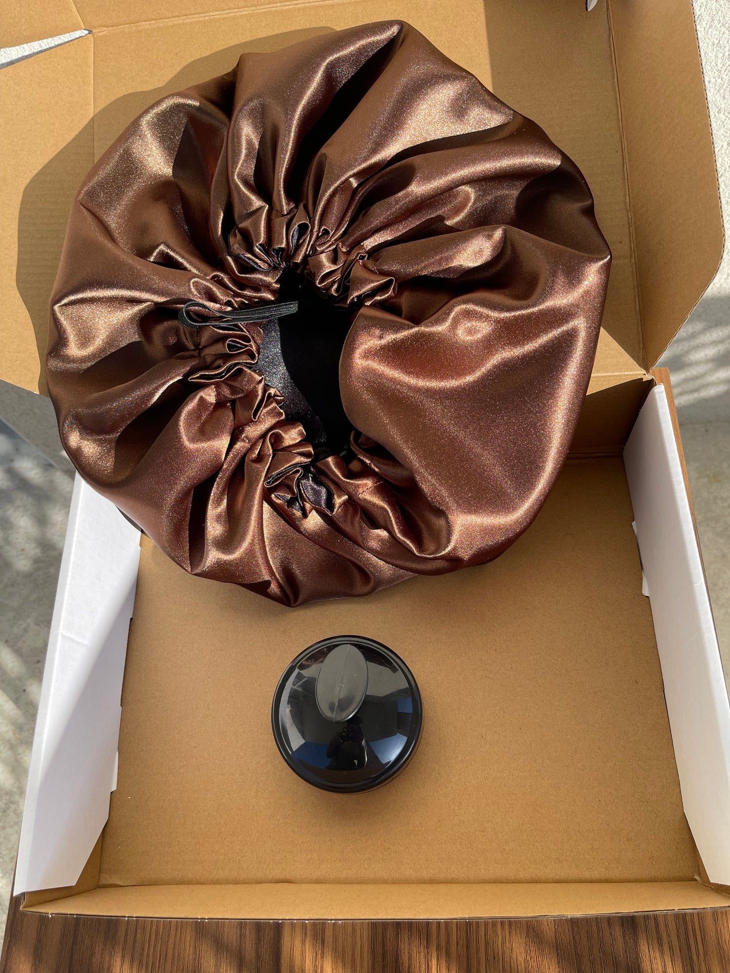 Pack duo bonnet en satin ajustable et réversible + brosse massante du cuir chevelu