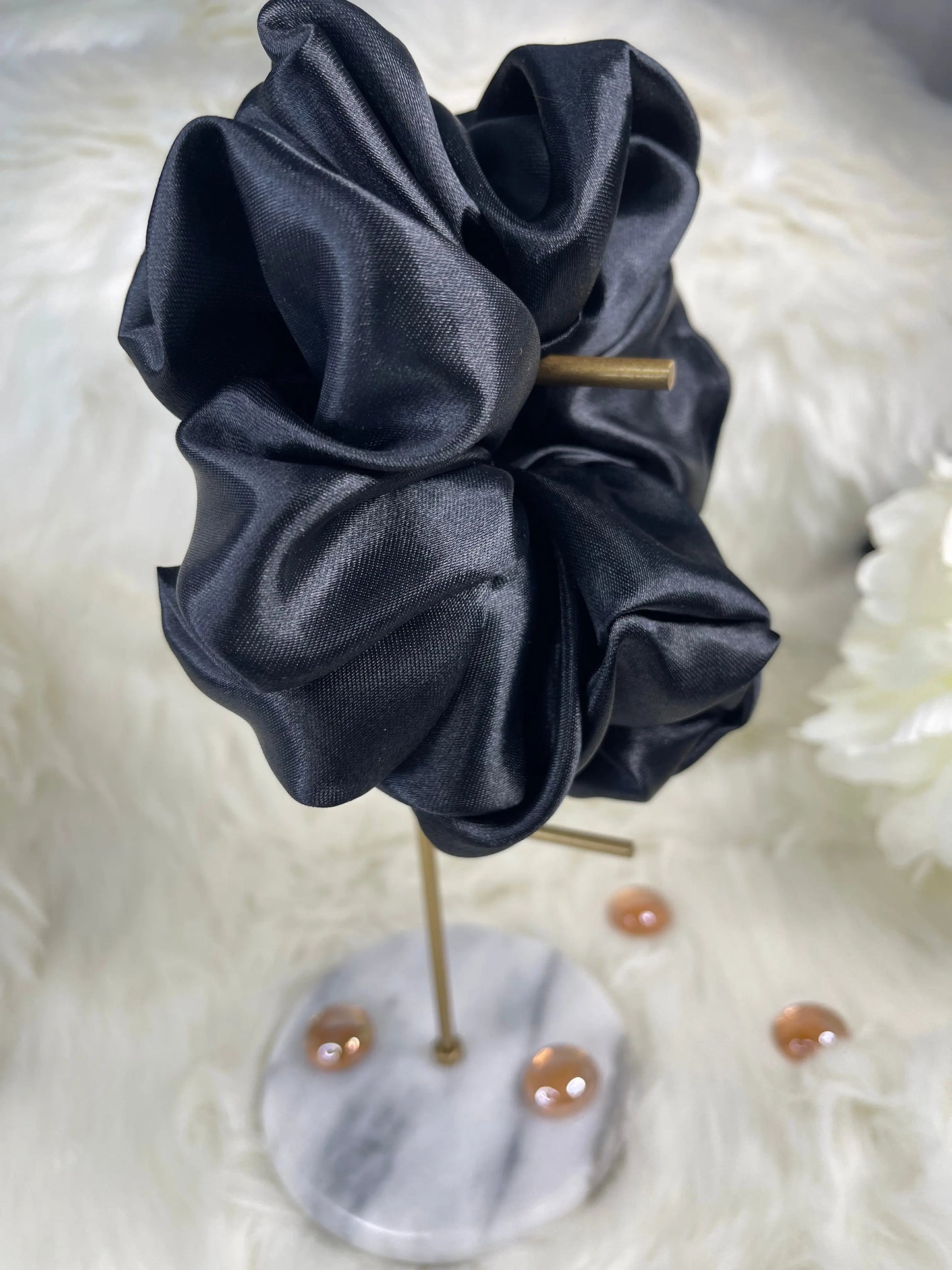 Chouchou en satin noir "BLACK BASIC" Taille XL UZURI CRÉATIONS