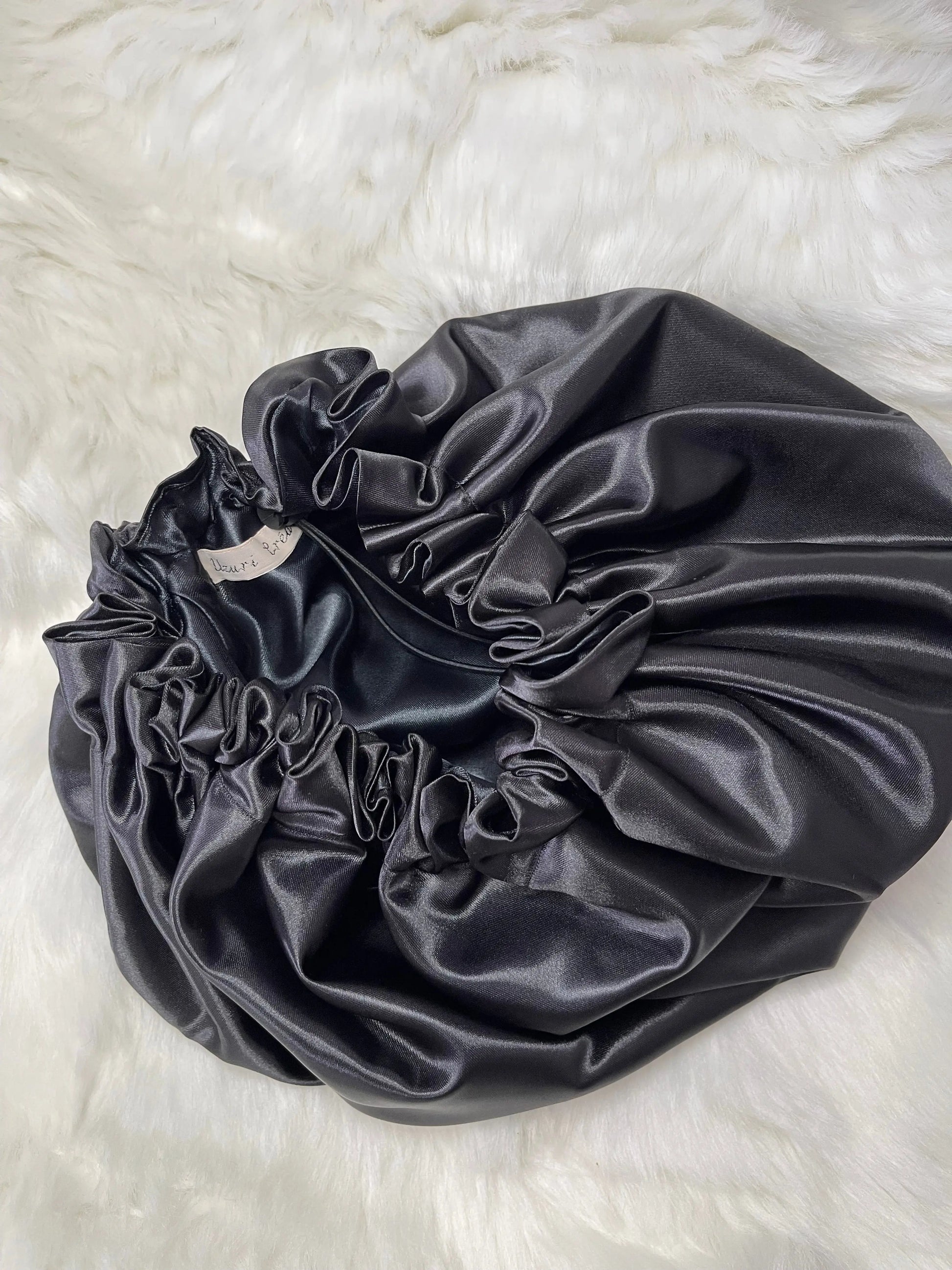 Bonnet en satin “ THE BLACK ” Taille standard UZURI CRÉATIONS