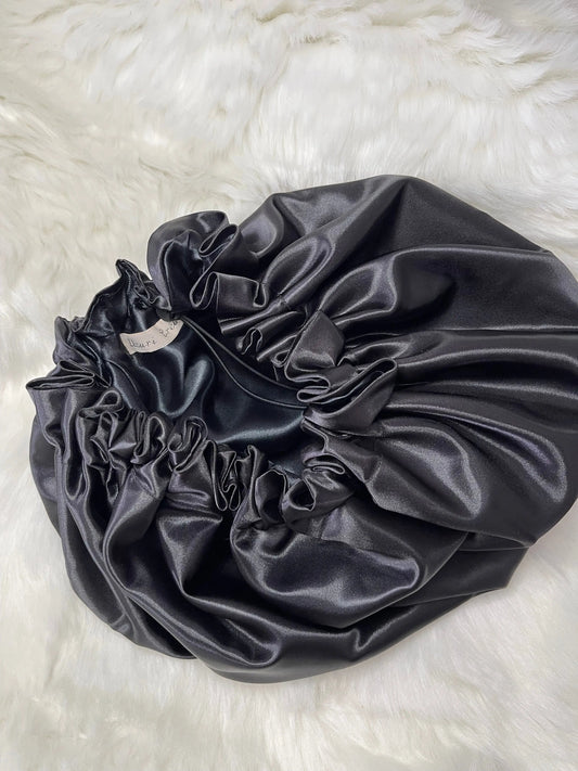Bonnet en satin “ THE BLACK ” Taille standard UZURI CRÉATIONS