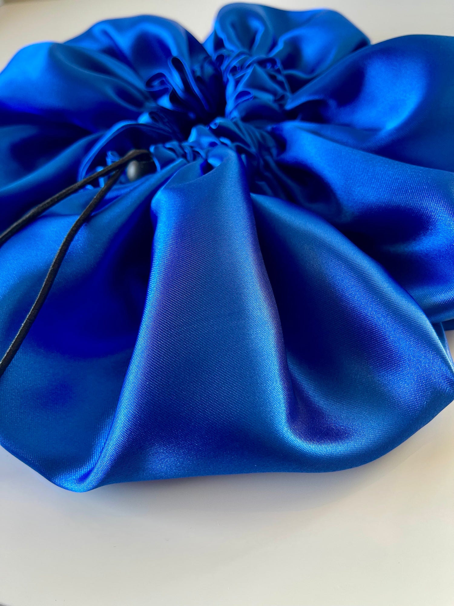 Bonnet en satin ajustable “ BLEU FONCÉ” UZURI CRÉATIONS