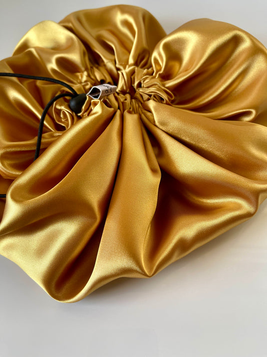 Bonnet en satin ajustable “ MOUTARDE ” UZURI CRÉATIONS