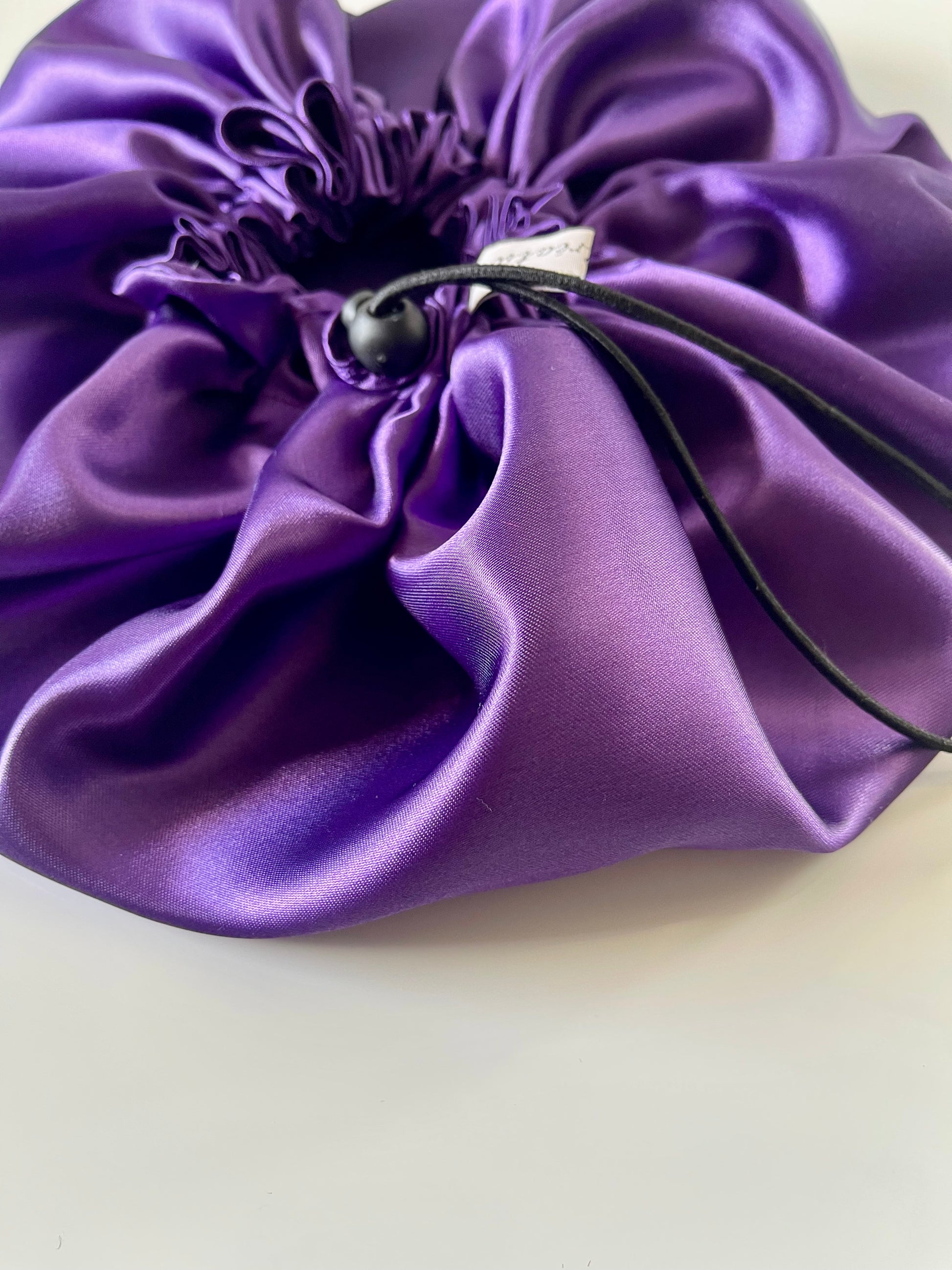 Bonnet en satin ajustable “ VIOLETTE ” UZURI CRÉATIONS