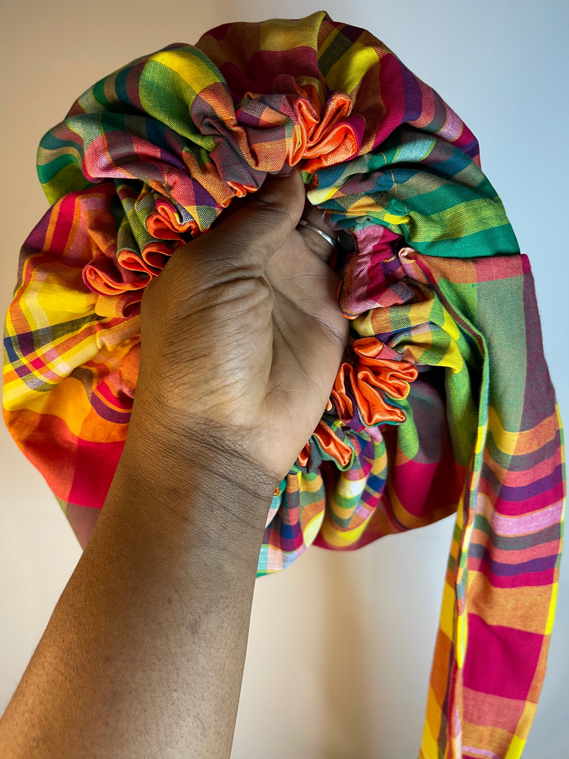 Bonnet Turban ajustable en Madras et satin UZURI CRÉATIONS