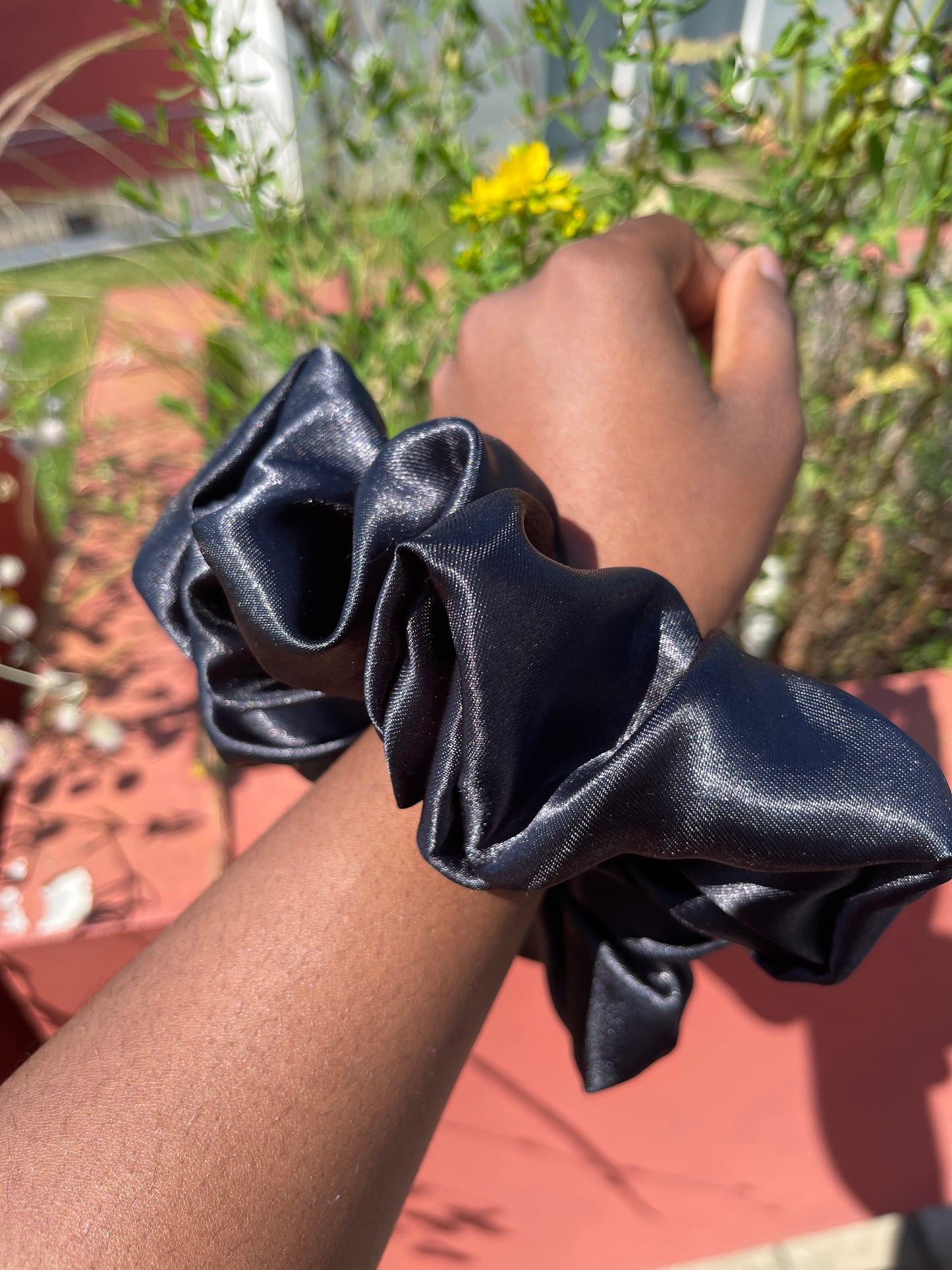 Chouchou en satin noir "BLACK BASIC" Taille XL UZURI CRÉATIONS