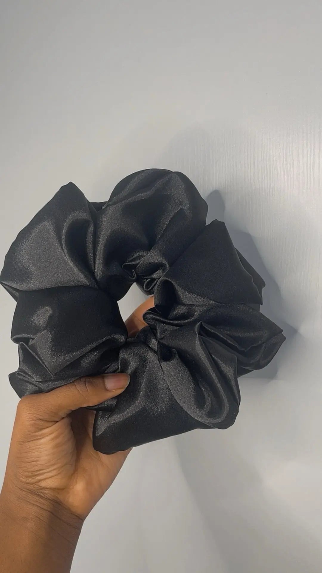 Chouchou en satin noir "BLACK BASIC" Taille XL UZURI CRÉATIONS