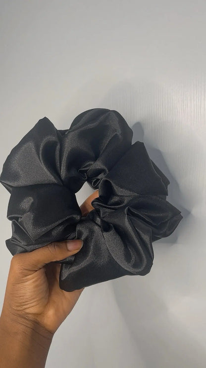 Chouchou en satin noir "BLACK BASIC" Taille XL UZURI CRÉATIONS